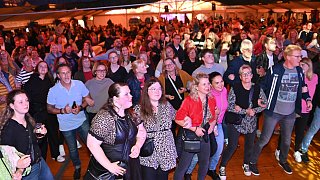 Warburg: Die Paveier aus Köln rocken die Warburger Oktoberwoche.