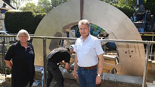 Paderborn: Einbau des Wasserrades im Paderquellgebiet
