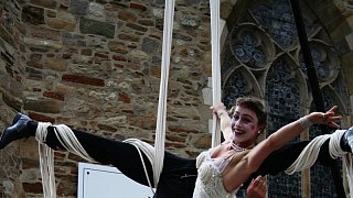 Theater mit Zirkuselementen