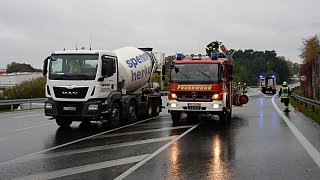 Schloß Holte-Stukenbrock: Fahrer eines Betonmischers bei Unfall schwer verletzt