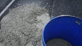 Betonlaster verliert in Schloß Holte seine Ladung