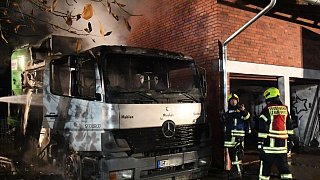Feuerwehr löscht Lkw-Brand in Herzebrock-Clarholz