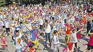 Paul Maar besucht Sommerfest der Grundschule Hiddenhausen