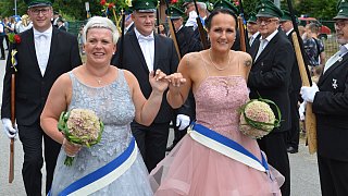 In Willebadessen werden die beiden Königspaare mit viel Beifall gefeiert.