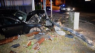 BMW prallt in Gütersloh gegen Buswartehäuschen