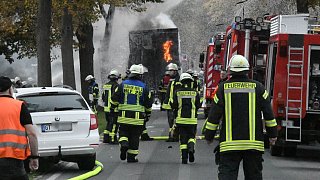 Lkw-Anhänger brennt auf der Paderborner Strasse in Verl