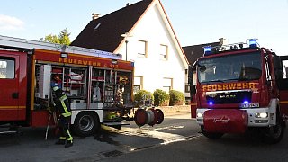 Feuerwehr löscht brennende Werkstatt in Schloß Holte