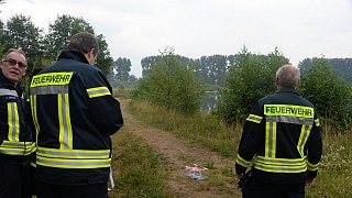 Feuerwehr und DLRG suchen an Baggersee nach Mann