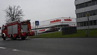 Feuerwehr löscht Schwelbrand bei Nobilia in Verl