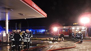 Brand in Gebäude einer Tankstelle