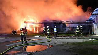 Scheunenbrand vernichtet Hunderte Strohballen - Warn-App ausgelöst