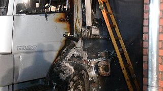 Feuerwehr löscht Lkw-Brand in Herzebrock-Clarholz