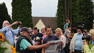 Lauenförde: Die Lauenförder begrüßen ihren Weltenbummler mit dem Trecker, Winfried Langner.