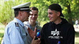 Gütersloh: Gütersloher feiern am 1. Mai - unter den Augen der Polizei