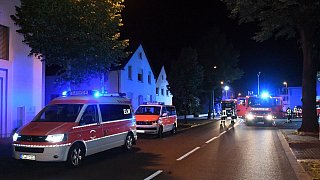 Feuerwehr löscht Feuer in Mehrfamilienhaus