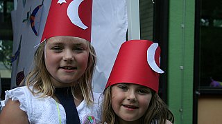 Paul Maar besucht Sommerfest der Grundschule Hiddenhausen