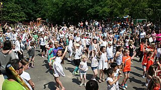 Paul Maar besucht Sommerfest der Grundschule Hiddenhausen