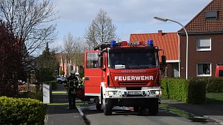 Feuerwehr löscht brennende Garage in Wiedenbrück