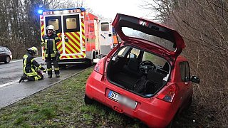 Rheda-Wiedenbrück: Feuerwehr muss Autofahrer schonend aus Fahrzeug retten