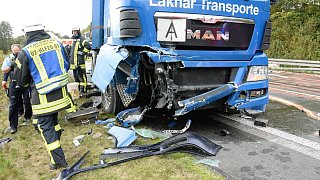 Lastwagen auf der B61 in Rheda-Wiedenbrück verunfallt