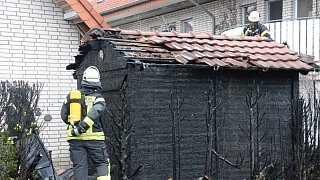 Gartenhaus steht in Flammen - etliche Notrufe bei der Feuerwehr