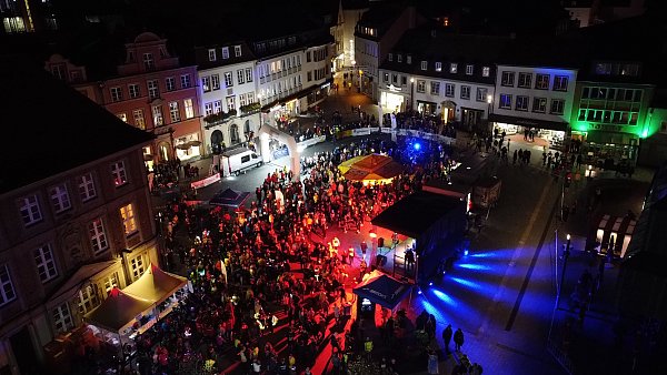 Der Paderborner Martinslauf 2023 war nicht nur für Teilnehmer, sondern auch für die Zuschauer spannend. Start- und Zielpunkt war vor dem Dom. - © Farbecht