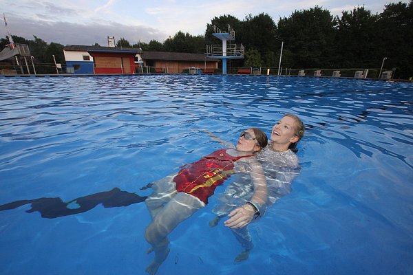 Das kostet viel Kraft: Julia Heidemann versucht Katjana Wolfmeier zu retten. - © Ulf Hanke