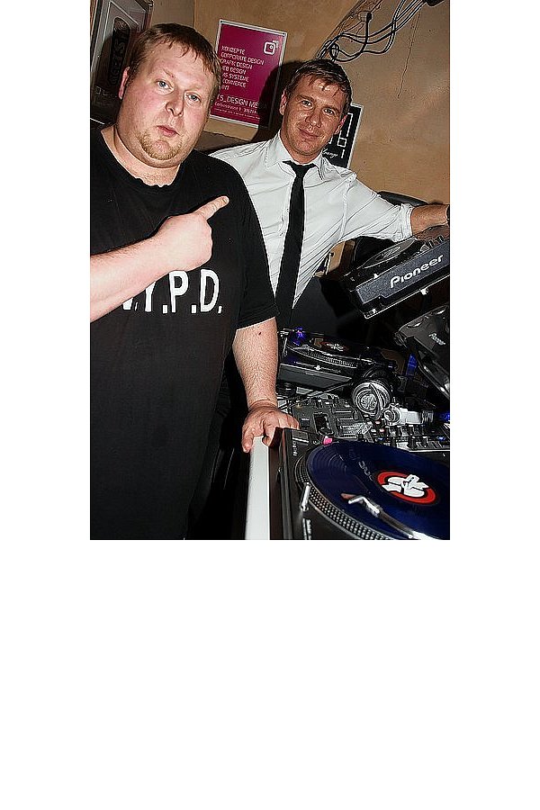 Klaus Bretschneider alias DJ Cube (l.) zeigt auf Mirco Niederprüm, der sich acht Jahre lang um den Betrieb des Clubs M gekümmert hat. Nun zeigt sich Niederprüm ein neuer Weg auf. - © FOTO: SEBASTIAN BEUG