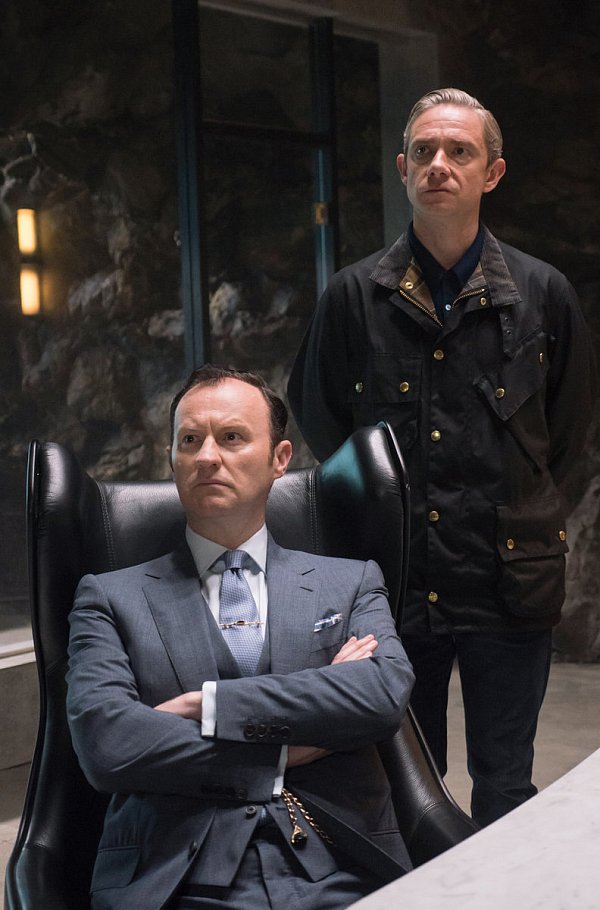 Mycroft (Mark Gatiss, li.) und Watson (Martin Freeman) beobachten zunächst, sind bald tief im Geschehen. - © Hartswood Films 2016/BBC