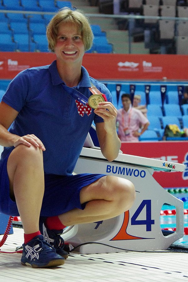 Stolz über Gold: Hier präsentiert Beckmann die Medaille. - © Peter Unger