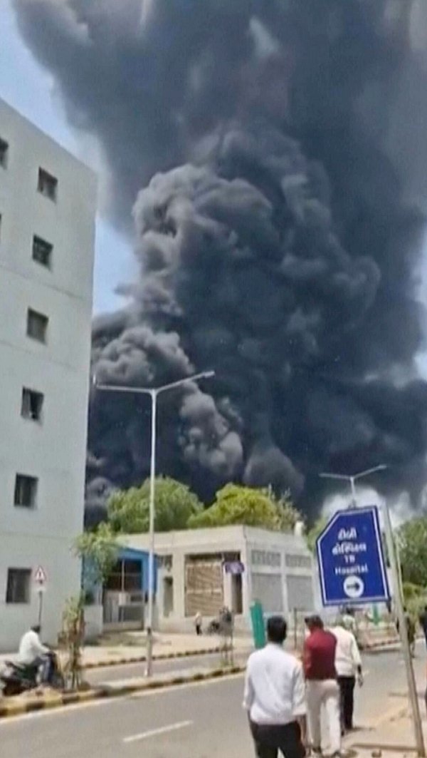 Standfoto aus einem Video: Rauch steigt nach dem Absturz eines Flugzeugs in Ahmedabad im indischen Bundesstaat Gujarat auf. - © MOHAN NAKUM/MOHAN NAKUM/AP/dpa