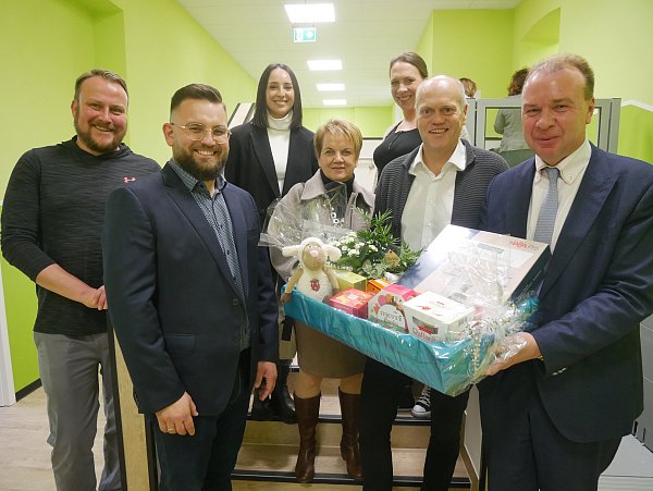 Christian Hafer (v. l.), Martin Berger, Karina Poel, Barbara Mikus, Catharina Walz, Christoph Hansmann und Bürgermeister Ulrich Lange freuen sich über den Start der neuen Demenz- und Pflegewohngemeinschaft. - © Klaus Karenfeld