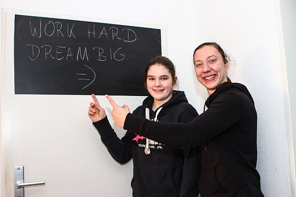 Das Lebensmotto steht an der Tür: Josephine Plehn und Giustina Ronzetti wissen, dass sich ihre Träume nur durch harte Arbeit verwirklichen lassen. - © Yvonne Gottschlich