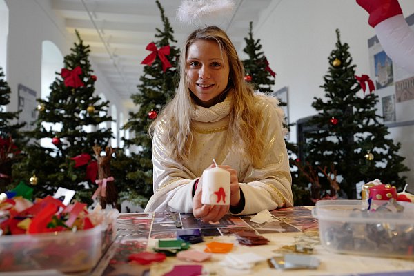 Individuell: Auch selbstgemachter Kerzenschmuck wird beim Adventszauber angeboten. - © Privat