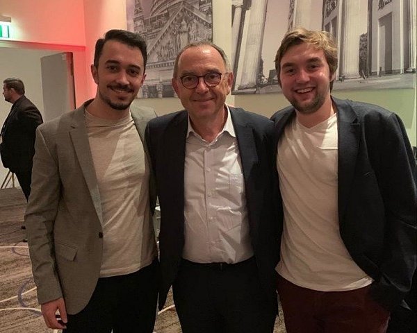 Liborius Schmidt (r.) und Celil Celik (l., Delegierter aus Lippe) rahmen Norbert Walter-Borjans ein, den Schmidt im Umgang als sehr unkompliziert wahrgenommen hat. - © SPD