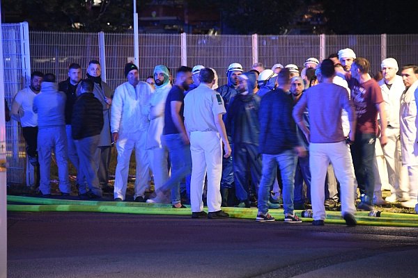 Mehrere schaulustige Mitarbeiter waren auf dem Gelände. - © Andreas Eickhoff