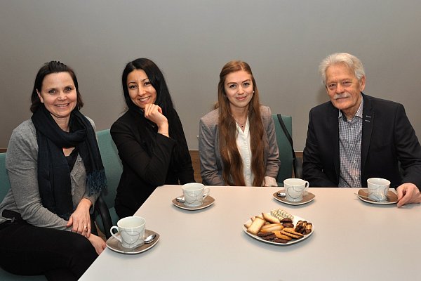 Im Gespräch: Claudia Wilm (v.l.), Sheva Akhgar, Alina Nissen und Bernd Jostkleigrewe plaudern an der Kaffeetafel. - © Bürgerstiftung