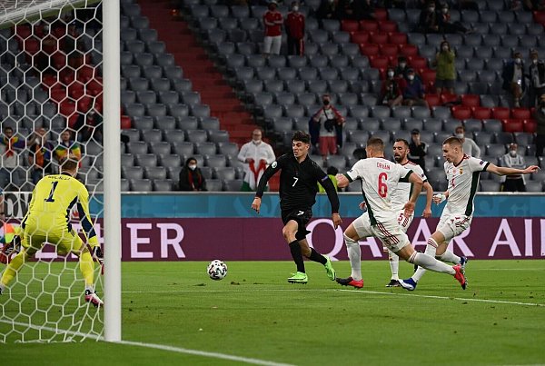 Kai Havertz (M) sorgt für das 1:1 gegen Ungarns Torhüter Peter Gulacsi (l). - © Federico Gambarini/dpa
