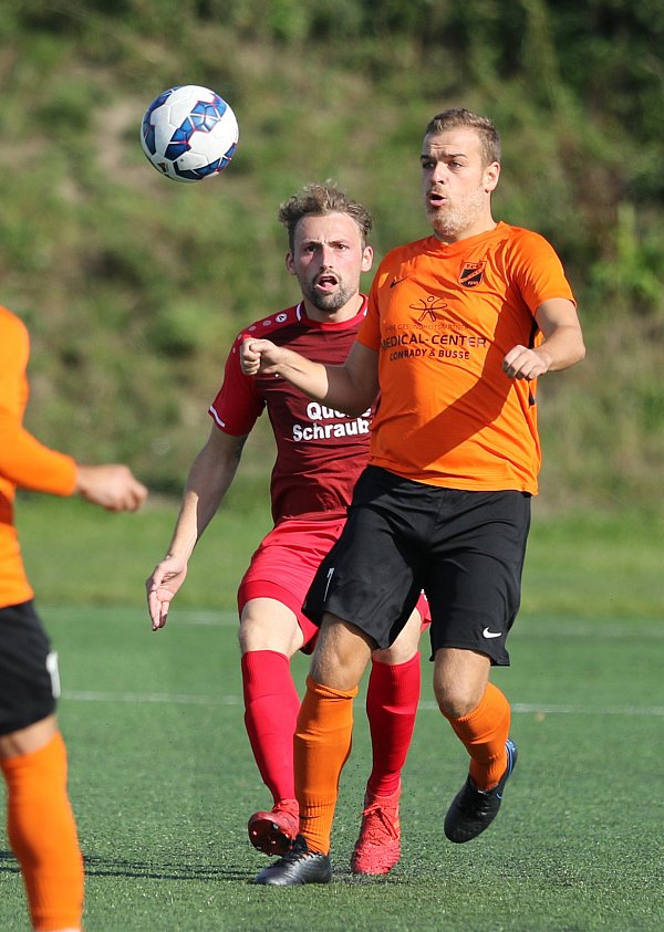 Marcel Rinnelt von der TuRa im Zweikampf mit Alexander Schittcher vom FC RW Kirchlengern. - © Benjamin Büschenfeld | Sportfoto-OWL.de