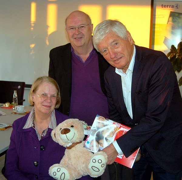 Von Andreas Gärtner (r.) bekam Ingrid Liebs einen Teddybären: "Ihr Projekt war mir an diesem Nachmittag das liebste". Dahinter Siegbert Wortman - © Michael Grundmeier