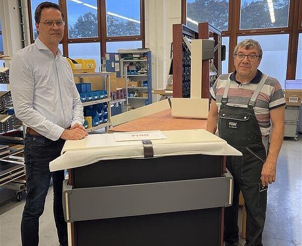 Die Froli-Mitarbeiter Stefan Morfeld (l.) und Andreas Unruh im Bettenwerk. - © NW
