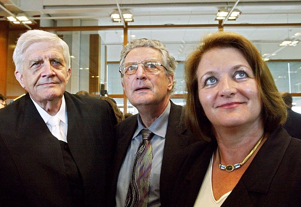 Karlsruhe, 2003: Die damaligen FDP-Politiker Burkhard Hirsch (l.-r.), Gerhart Baum und Sabine Leutheusser-Schnarrenberger im Verhandlungssaal des Bundesverfassungsgerichts. - © Uli Deck/dpa