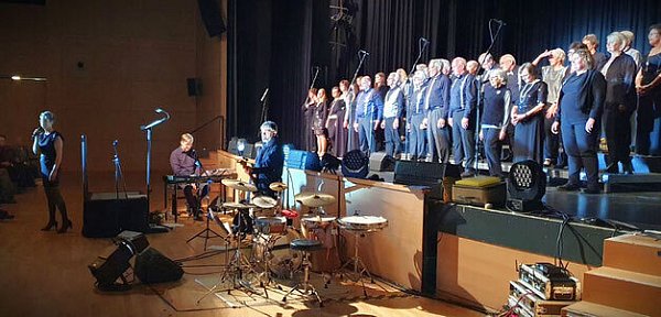 Chorissimo 2000 ist in der Stadthalle Höxter zu hören. - © Chor