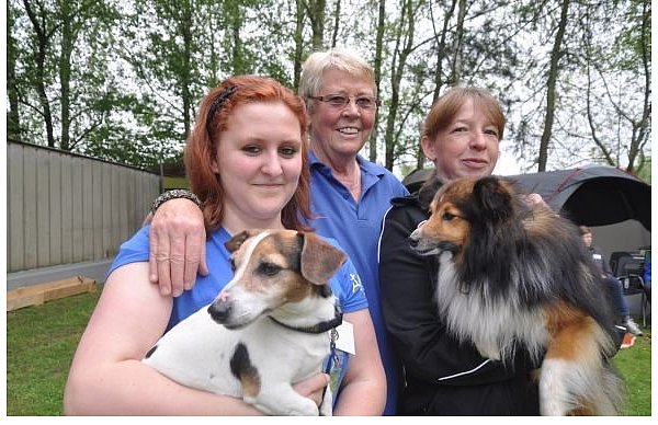 Gute Leistungen erbrachten "Cassy" mit Yvonne Schulze (li.) und "Milow" mit Tatjana Häck (r.). Darüber freut sich auch die Sportwartin Waltraud Gusowski. - © FOTO: HANS-GÜNTHER MEYER