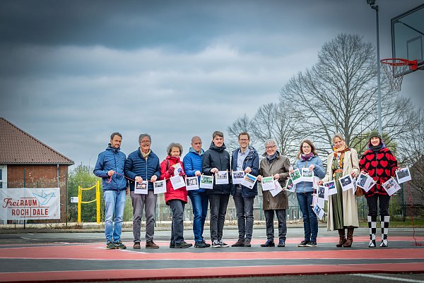 Leon Brings (von links), Heinrich Voß, Carola Poly, Michael Jürgens, Alex Budde, Michael Kellersmann, Udo Witthaus, Heike Niermann, Kerstin Große-Wöhrmann und die Künstlerin Marla ziehen an einem Strang für das neue Viertel. - © Sarah Jonek