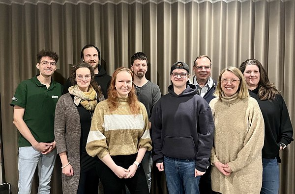 Im Vorstand engagieren sich Vorstand: Niklas Öwermann (hinten, v. l.), Jannik Koch, Arne Rüting, Stefan Heinrich, Meike Meier-Werner sowie Ramona Schütte-Kracht (vorn, v. l.), Emily Fründ, Aaron Kracht und Jana Wehmeyer. Auf dem Foto fehlen Sina Schütte, Julia Röding und Maren Wulff. - © Freilichtbühne Nettelstedt
