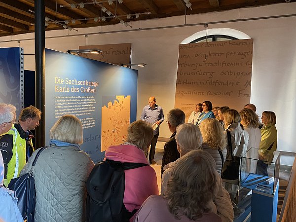 Bei Führungen von Ralf Mahytka mit Besuchern. - © Huxarium