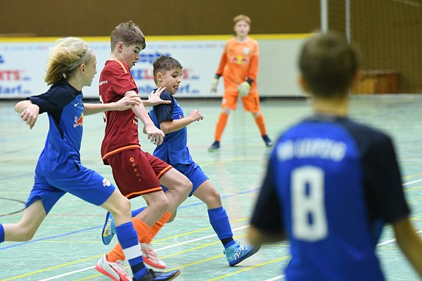 Das Hallenfußball Turnier der D-Junioren in der Sporthalle des Gymnasiums Löhne kommt auch bei den Jüngeren gut an. - © Jürgen Krüger