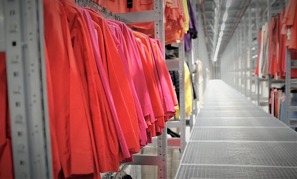 Mode von Gerry Weber im Logistikzentrum im Ravenna-Park in Halle, das der Modehersteller Walbusch übernommen hat. - © Nicole Donath