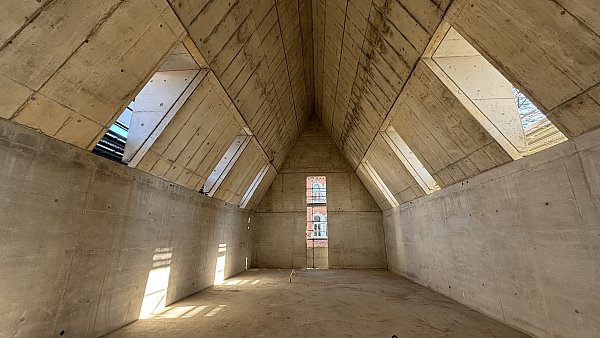 Ein imposanter Blick nach oben unter das markante, spitze Dach eröffnet sich den Besucherinnen und Besuchern. - © Stadt Herford